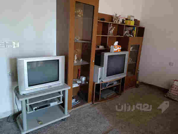 معرض و دوو تەلەفزیۆنی کۆن لەگەڵ مێزێکی تەلەفزیۆن  - 3