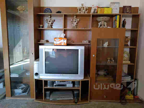 معرض و دوو تەلەفزیۆنی کۆن لەگەڵ مێزێکی تەلەفزیۆن  - 2