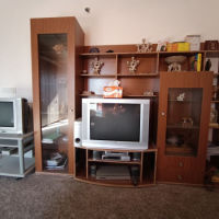 معرض و دوو تەلەفزیۆنی کۆن لەگەڵ مێزێکی تەلەفزیۆن 