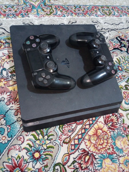PS4 Slim 1TB (مۆدێلی ئەوروپی)+ 2دەسک (جۆparent) + - 2