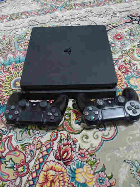 PS4 Slim 1TB (مۆدێلی ئەوروپی)+ 2دەسک (جۆparent) + - 4