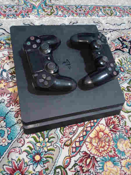 PS4 Slim 1TB (مۆدێلی ئەوروپی)+ 2دەسک (جۆparent) + - 2