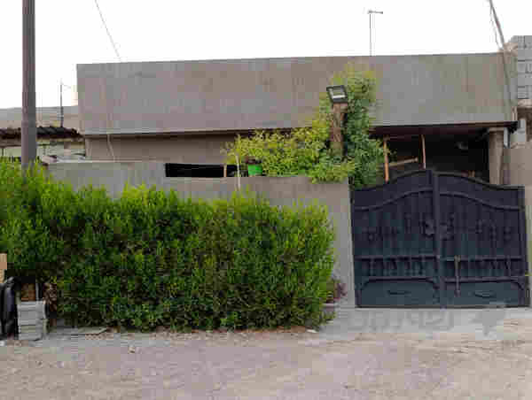 خانوو بۆ فرۆشتن پێک هاتووە لە دوو ژووری نوستن هۆل دیوەخان مەتبەخ حەمام ئاودەست بەیتونە حەدیقەی هەیە 