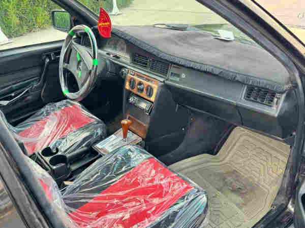     Mercedes 190 - 2