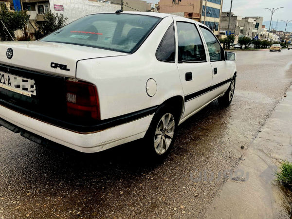 ئۆپڵ ڤیکترا 1990 - 2
