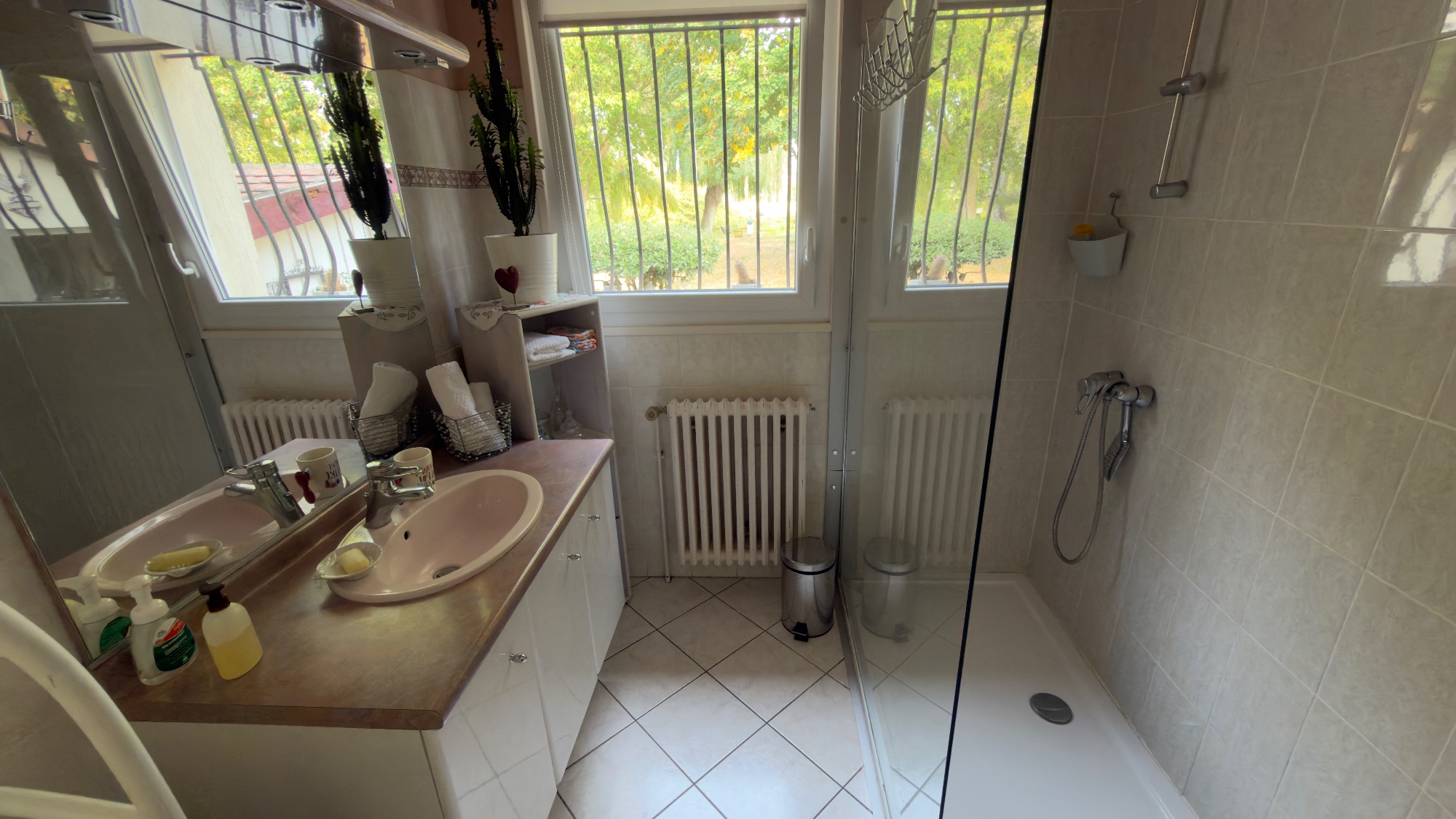 Salle de bains partagée aux deux chambres