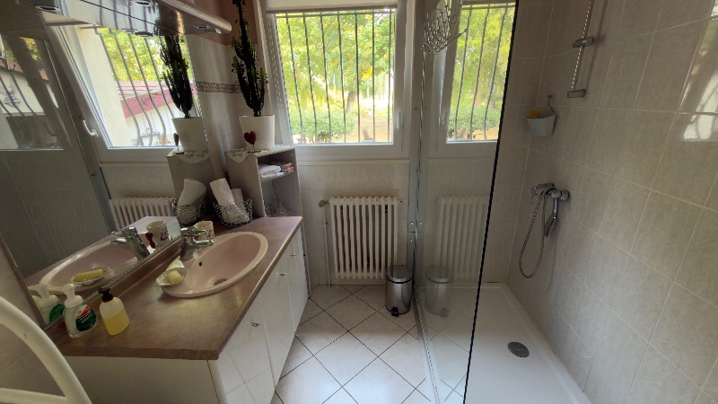 Salle de bains partagée aux deux chambres