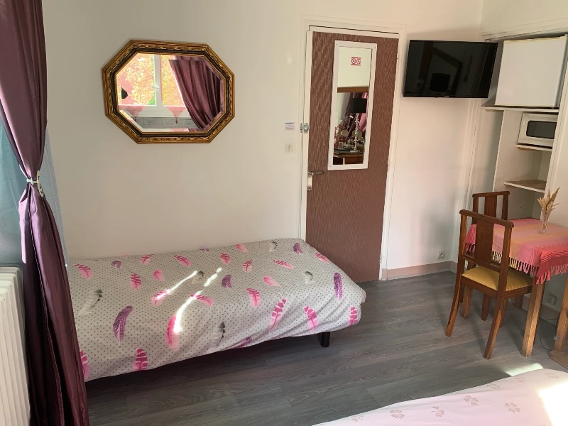 Lit simple de la chambre Lavande