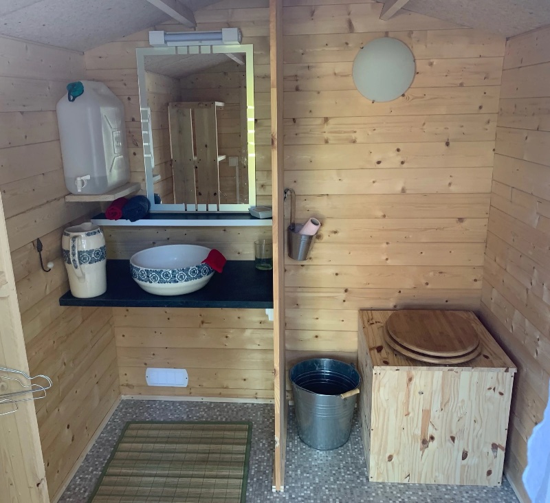 Cabane sanitaire du tonneau Bambou