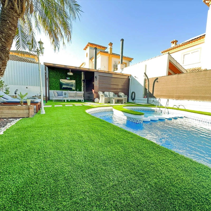 Césped artificial alrededor de piscina