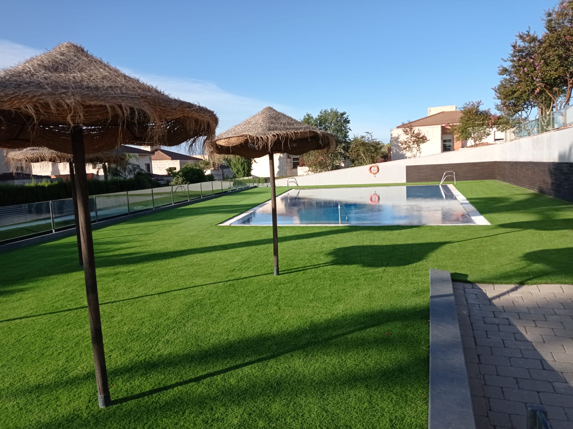 Instalación de césped artificial para comunidad de vecinos