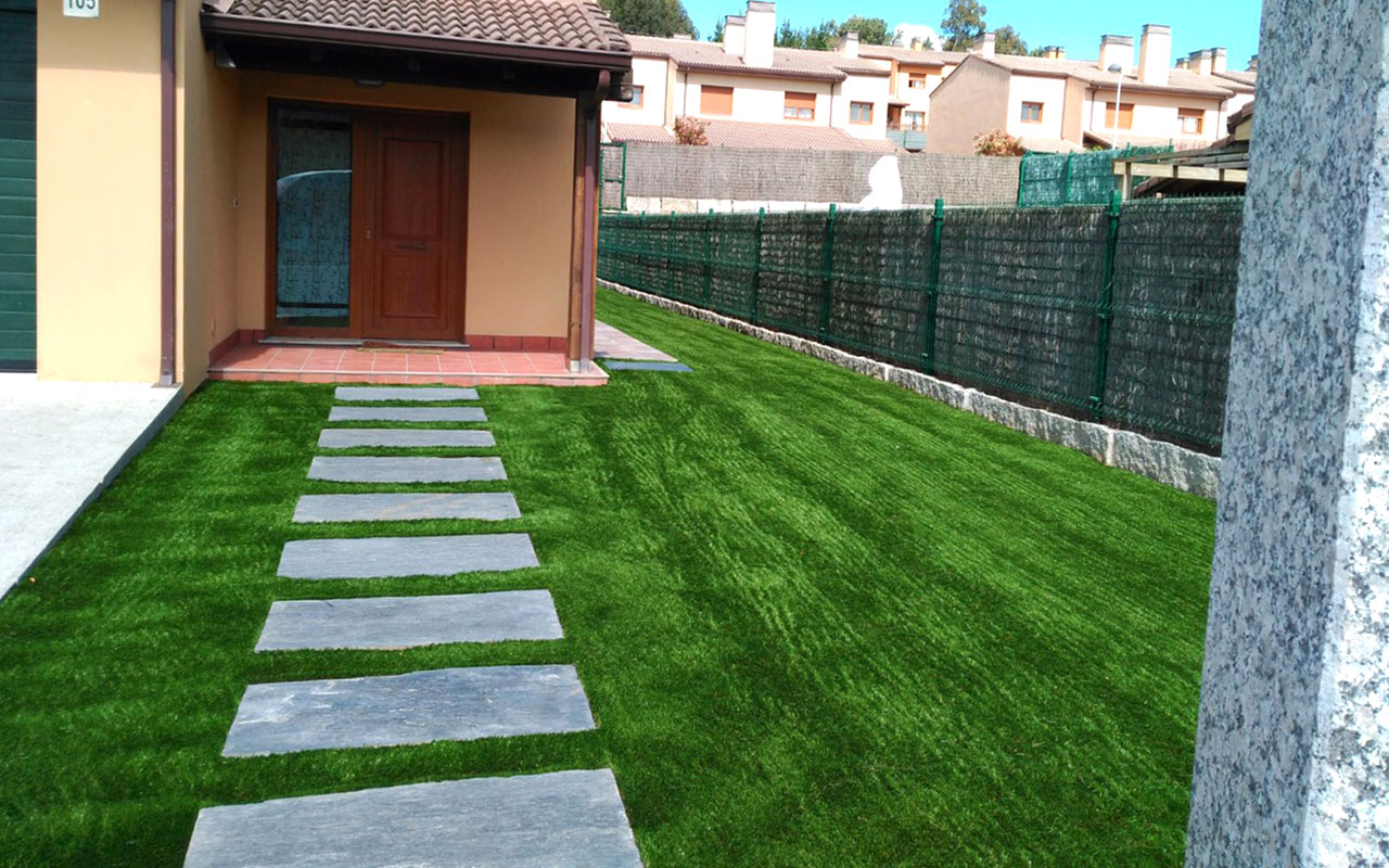 Césped artificial en jardinera urbana