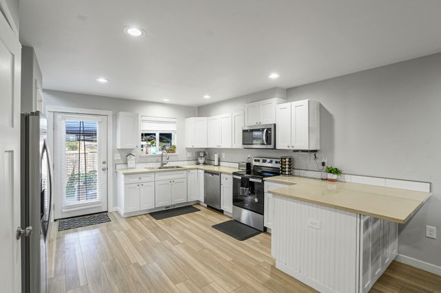 847 W Oak St -10