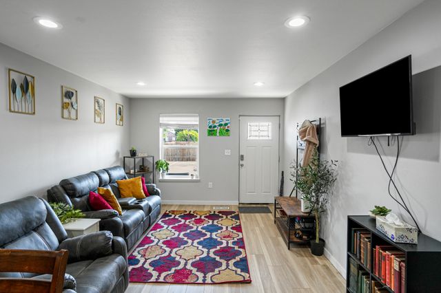 847 W Oak St -4