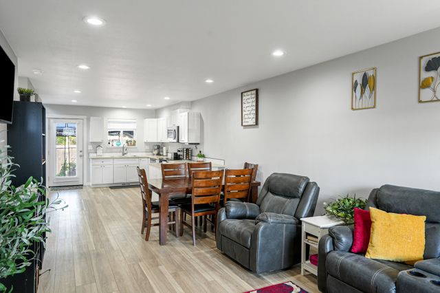 847 W Oak St -6