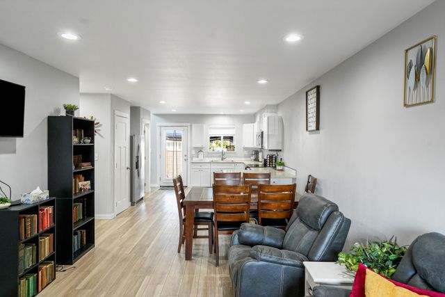 847 W Oak St -7