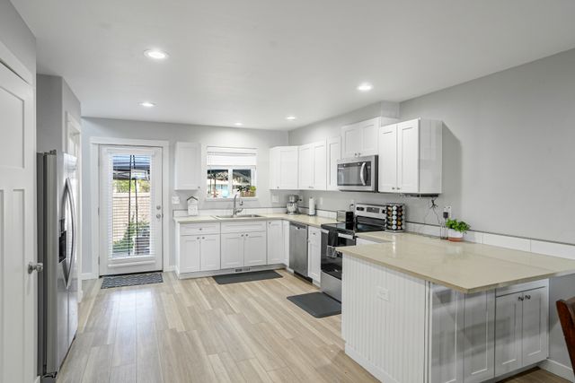 847 W Oak St -8