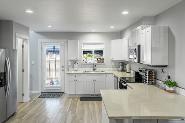 847 W Oak St -9