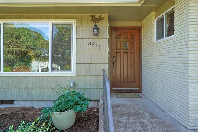 3210 SW Cascade-5