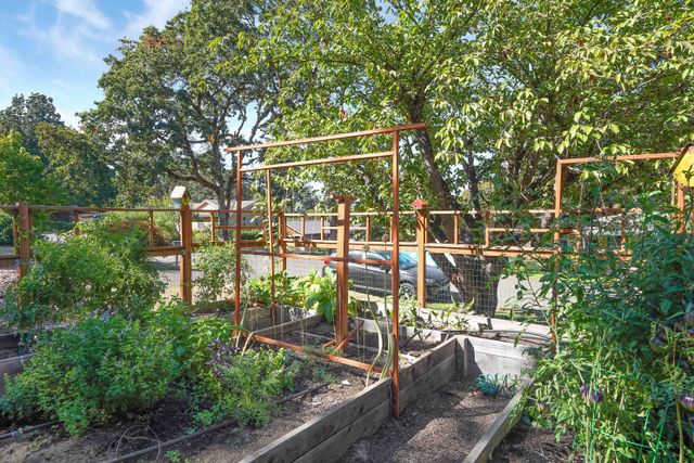 3210 SW Cascade-6