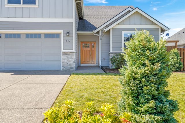 552 NE Dogwood St-3