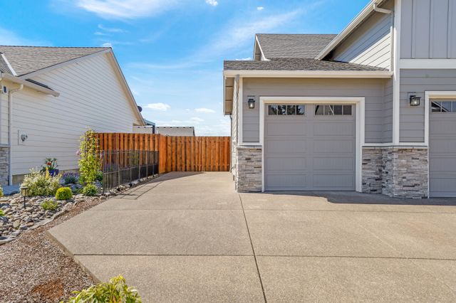 552 NE Dogwood St-4
