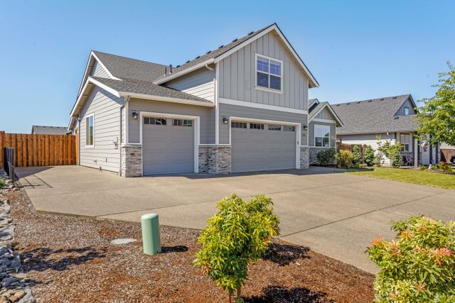 552 NE Dogwood St-5