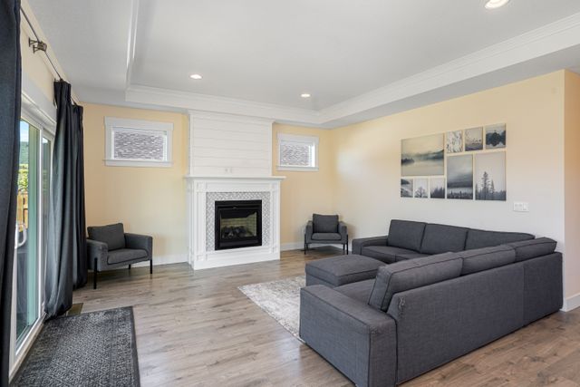 552 NE Dogwood St-9