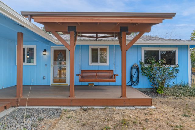 3208 Foxglove St-4