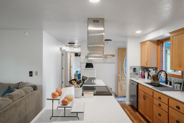 3208 Foxglove St-8