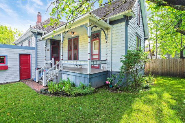 1820 Court St NE-12