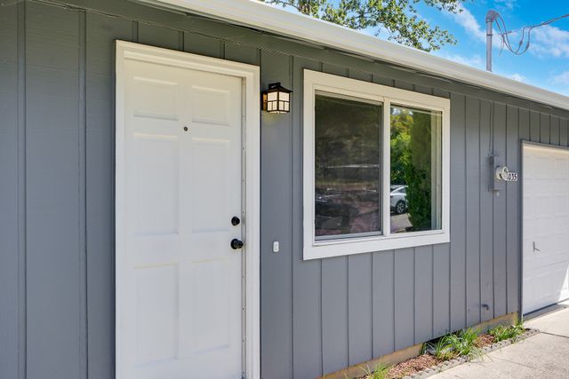 1035 SW Poplar-2