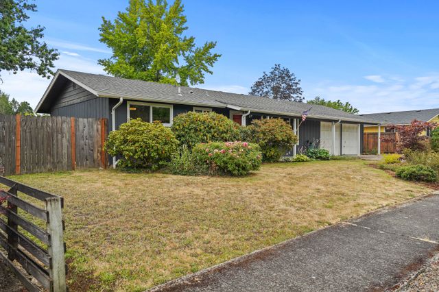 361 NE Cambridge Cir-1