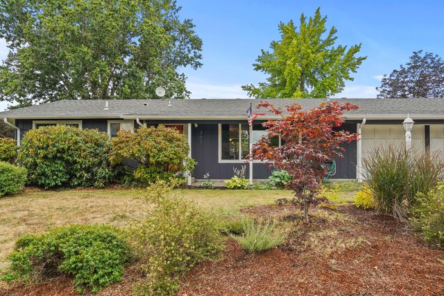 361 NE Cambridge Cir-2