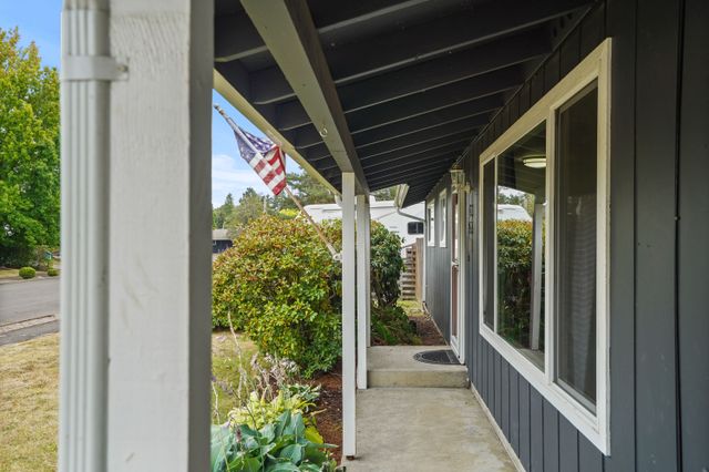 361 NE Cambridge Cir-3