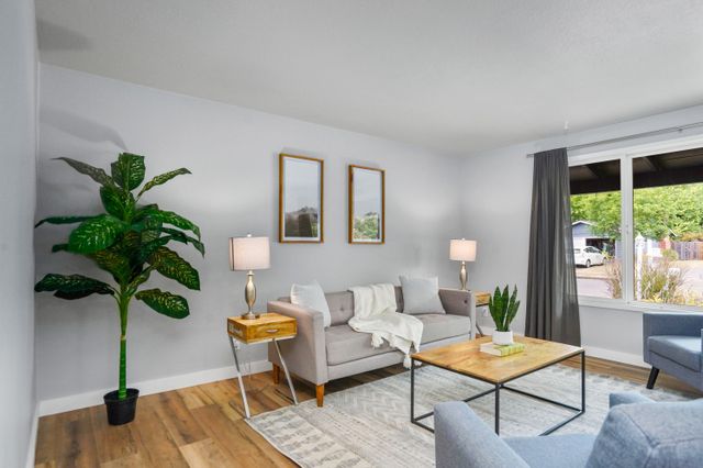361 NE Cambridge Cir-5