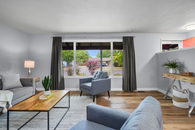 361 NE Cambridge Cir-6