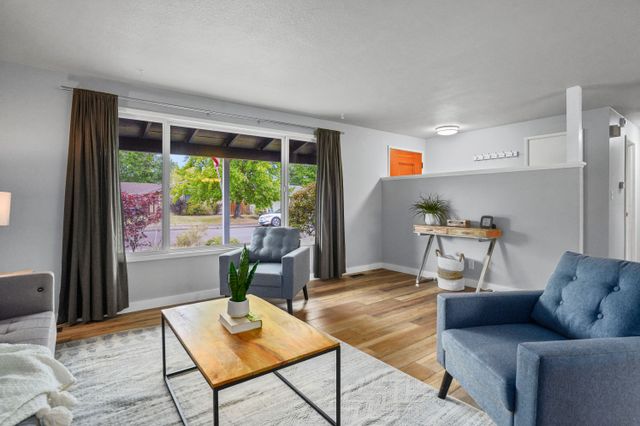 361 NE Cambridge Cir-7