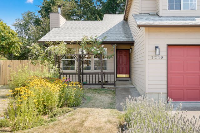 1218 NE Conroy Place-3