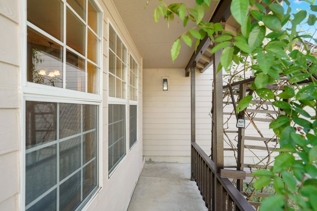 1218 NE Conroy Place-5
