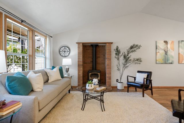 1218 NE Conroy Place-7
