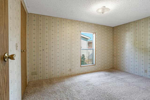 413 SW Butterfield-5