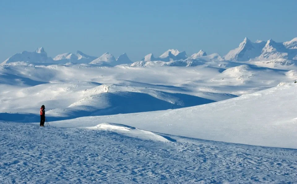 Utsikt fra Skørsnøse inn over Jotunheimen