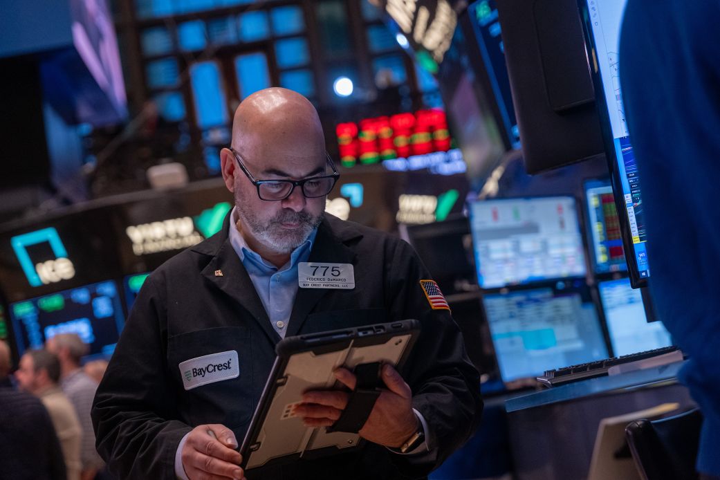 Tech Stock Performance Diverges as Investors Favor Chipmakers Over Software