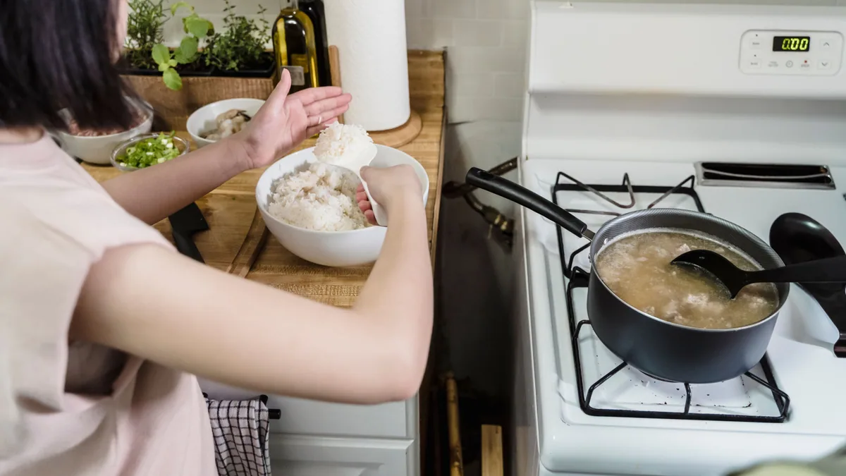 Cách chọn nồi cơm điện phù hợp: theo số người, món ăn, vệ sinh