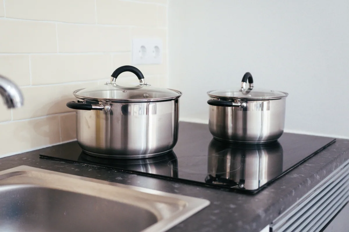 Minh họa Lập quy trình dùng và bảo quản dễ thực hiện với dụng cụ inox trong bếp gia đình Việt