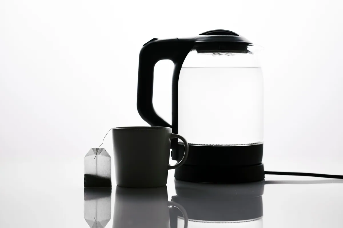 Minh họa Dừng sử dụng ngay khi xuất hiện tín hiệu cảnh báo với dụng cụ inox trong bếp gia đình Việt