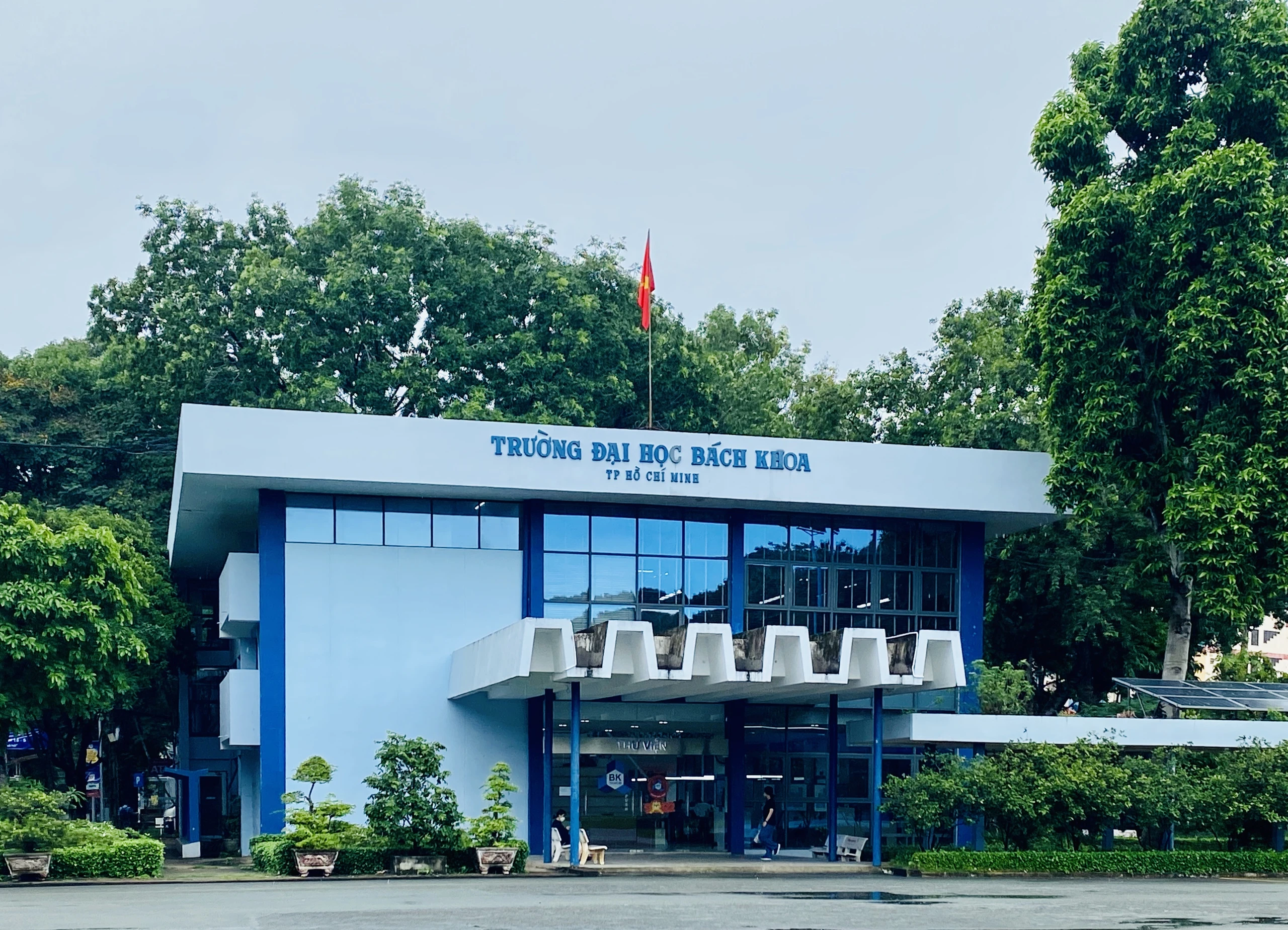 Cổng trường Đại học Bách khoa