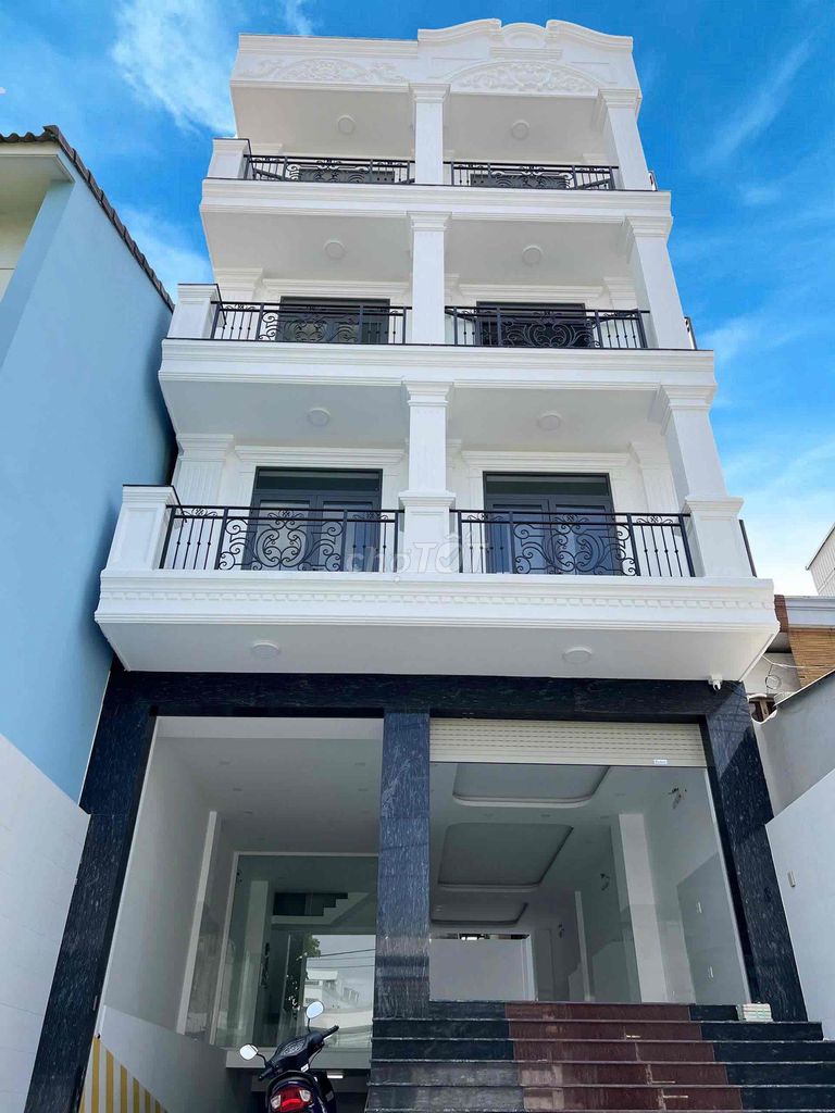 Hình ảnh một toà nhà cho thuê tại khu vực Làng đại học TP.HCM