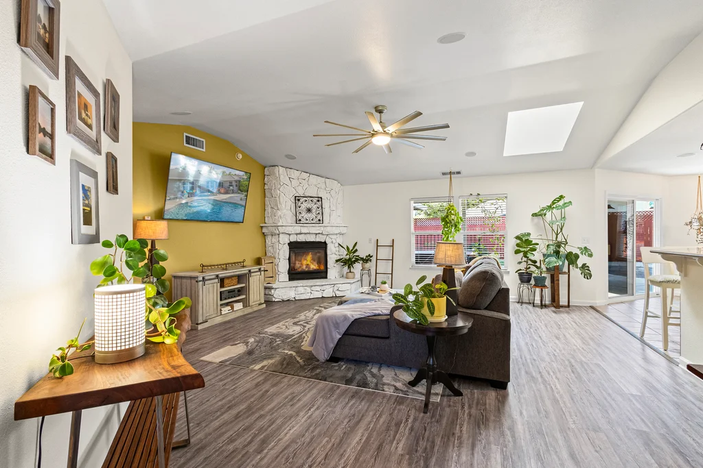204 Crater Lake Dr - 008 (Photos)